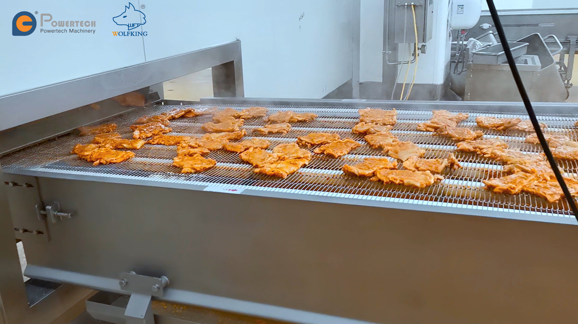 Полностью приготовленные куриные ножки и стейки в туннельной печи